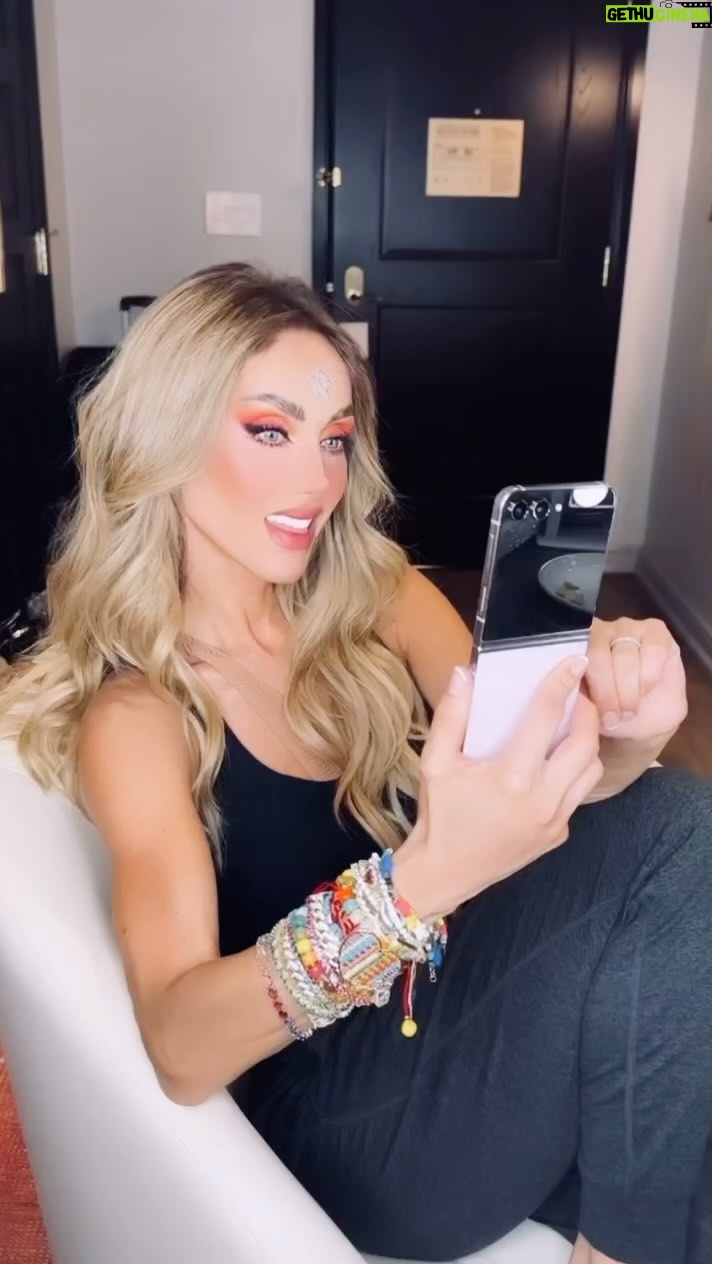 Anahí Instagram - Mi nuevo #GalaxyZFlip5 acompañándome en esta nueva aventura @samsungmexico 💜💕 #TeamGalaxy #JoinTheFlipSide