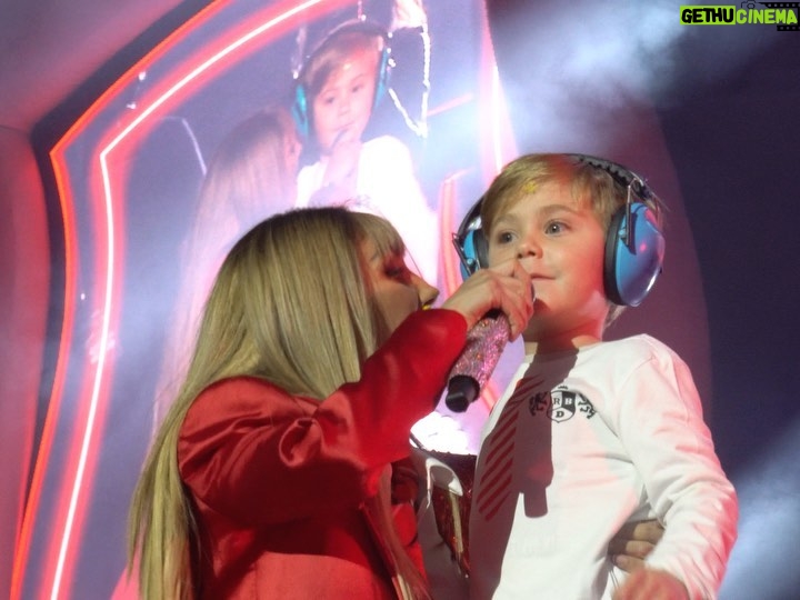 Anahí Instagram - No puedo explicar con palabras lo que sentí al tener a mis tres amores esta noche. ¡Los amoooo! 💕