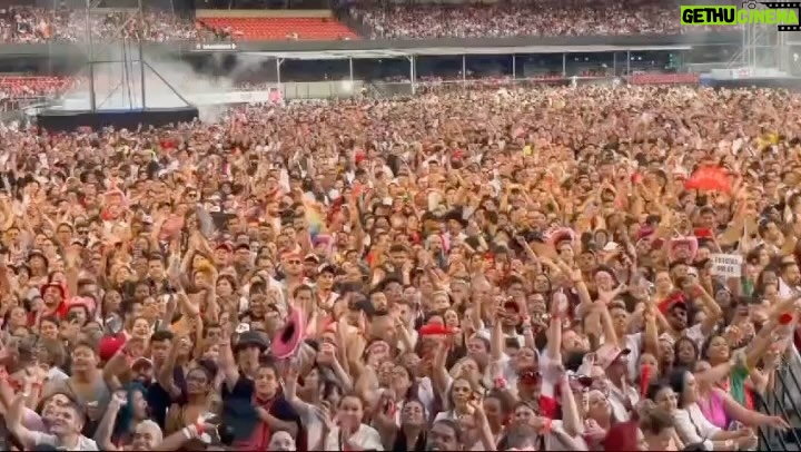 Anahí Instagram - @anahi, gracias por permitirme estar a tu lado en este regreso lleno de adrenalina y miles de anécdotas inolvidables. Este vídeo refleja un poco de lo vivido y transmitido a ese público que creció contigo y con RBD. ¡#VivaLaGeneraciónRebelde!