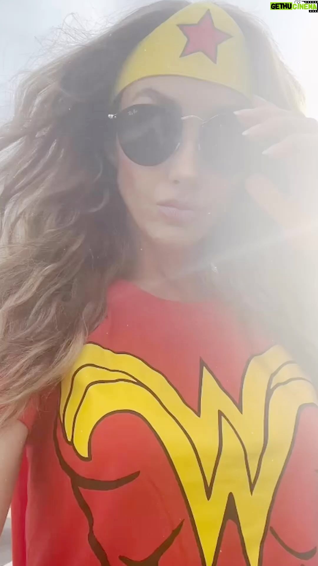 Anahí Instagram - Hoy deseo que en nuestra vida tengamos sueños cumplidos, amores sanos y reales. Días llenos de magia, de fuerza, unión y lucha, apoyándonos siempre entre nosotoras. Y Deseo para ti el amor propio más grande y verdadero. 💜