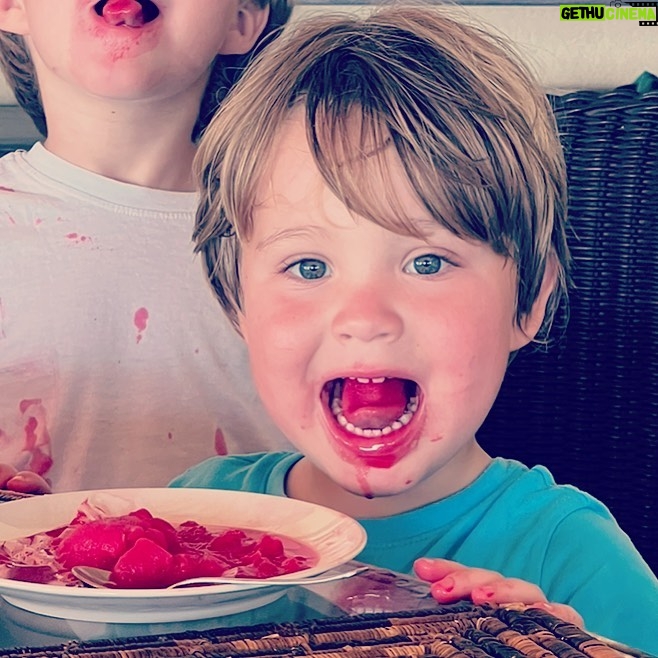 Anahí Instagram - Feliz cumpleaños Emiliano!! Hoy mi bebé más chiquitito cumple 3 !! 😍🥳🙌🏻🙏 Te amamos Emi !!! ❤️❤️❤️