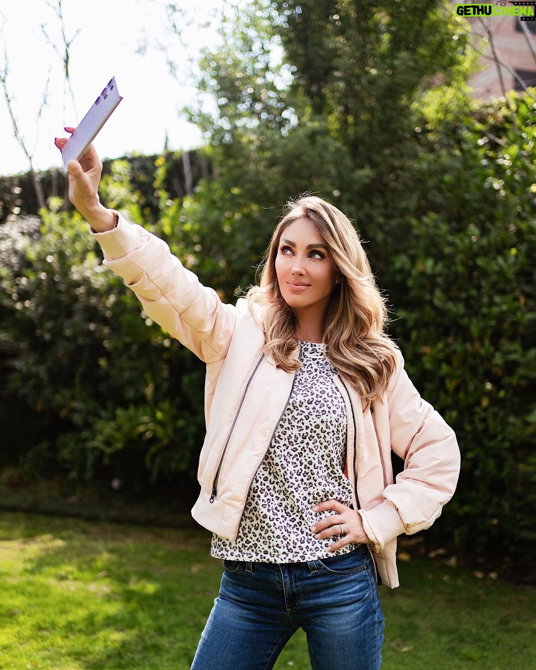 Anahí Instagram - Con mi #GalaxyS23 tomo las mejores fotos 💕📸 @samsungmexico