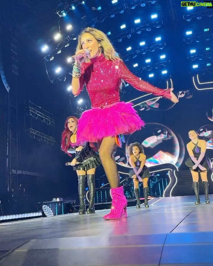 Anahí Instagram - 4 noches inolvidables que me llevaré en el corazón el resto de mi vida. 💖 ¡Gracias México! No hay palabras para lo que sintió mi corazón con su cariño. 🥹🇲🇽