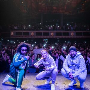 Anas Hassouna Instagram - Lundi dernier avait lieu le meilleur spectacle de ma vie avec les amis @oussaoui et @profil_interessant 

Merci à tous ceux qui remplissent nos salles, c’est grâce à vous qu’on vit la magie chaque soir.

Merci à @groupeentourage et particulièrement @elodielefebvre05

L’aventure continue ❤️ dates de spectacle dans ma bio

@yass.bdx à la 📸