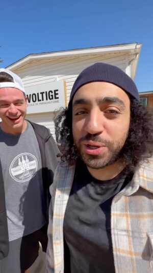 Anas Hassouna Instagram - Merci à @parachutevoltige de pas avoir fait de mauvaises blagues sur s’envoyer en l’air 

#reels #pov #humour #montreal #quebec #parachute