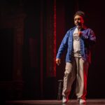 Anas Hassouna Instagram - Lundi dernier avait lieu le meilleur spectacle de ma vie avec les amis @oussaoui et @profil_interessant Merci à tous ceux qui remplissent nos salles, c’est grâce à vous qu’on vit la magie chaque soir. Merci à @groupeentourage et particulièrement @elodielefebvre05 L’aventure continue ❤️ dates de spectacle dans ma bio @yass.bdx à la 📸