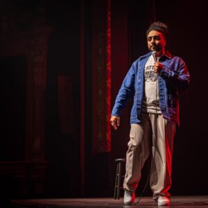 Anas Hassouna Instagram - Lundi dernier avait lieu le meilleur spectacle de ma vie avec les amis @oussaoui et @profil_interessant 

Merci à tous ceux qui remplissent nos salles, c’est grâce à vous qu’on vit la magie chaque soir.

Merci à @groupeentourage et particulièrement @elodielefebvre05

L’aventure continue ❤️ dates de spectacle dans ma bio

@yass.bdx à la 📸
