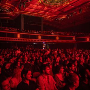Anas Hassouna Instagram - Lundi dernier avait lieu le meilleur spectacle de ma vie avec les amis @oussaoui et @profil_interessant 

Merci à tous ceux qui remplissent nos salles, c’est grâce à vous qu’on vit la magie chaque soir.

Merci à @groupeentourage et particulièrement @elodielefebvre05

L’aventure continue ❤️ dates de spectacle dans ma bio

@yass.bdx à la 📸