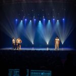 Anas Hassouna Instagram - Lundi dernier avait lieu le meilleur spectacle de ma vie avec les amis @oussaoui et @profil_interessant Merci à tous ceux qui remplissent nos salles, c’est grâce à vous qu’on vit la magie chaque soir. Merci à @groupeentourage et particulièrement @elodielefebvre05 L’aventure continue ❤️ dates de spectacle dans ma bio @yass.bdx à la 📸