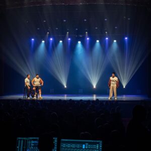 Anas Hassouna Instagram - Lundi dernier avait lieu le meilleur spectacle de ma vie avec les amis @oussaoui et @profil_interessant 

Merci à tous ceux qui remplissent nos salles, c’est grâce à vous qu’on vit la magie chaque soir.

Merci à @groupeentourage et particulièrement @elodielefebvre05

L’aventure continue ❤️ dates de spectacle dans ma bio

@yass.bdx à la 📸