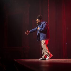 Anas Hassouna Instagram - Lundi dernier avait lieu le meilleur spectacle de ma vie avec les amis @oussaoui et @profil_interessant 

Merci à tous ceux qui remplissent nos salles, c’est grâce à vous qu’on vit la magie chaque soir.

Merci à @groupeentourage et particulièrement @elodielefebvre05

L’aventure continue ❤️ dates de spectacle dans ma bio

@yass.bdx à la 📸