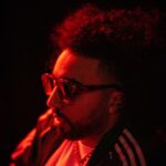 Anas Hassouna Instagram - Lundi dernier avait lieu le meilleur spectacle de ma vie avec les amis @oussaoui et @profil_interessant Merci à tous ceux qui remplissent nos salles, c’est grâce à vous qu’on vit la magie chaque soir. Merci à @groupeentourage et particulièrement @elodielefebvre05 L’aventure continue ❤️ dates de spectacle dans ma bio @yass.bdx à la 📸