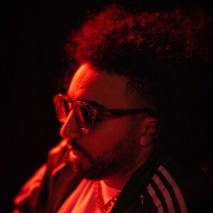 Anas Hassouna Instagram - Lundi dernier avait lieu le meilleur spectacle de ma vie avec les amis @oussaoui et @profil_interessant 

Merci à tous ceux qui remplissent nos salles, c’est grâce à vous qu’on vit la magie chaque soir.

Merci à @groupeentourage et particulièrement @elodielefebvre05

L’aventure continue ❤️ dates de spectacle dans ma bio

@yass.bdx à la 📸