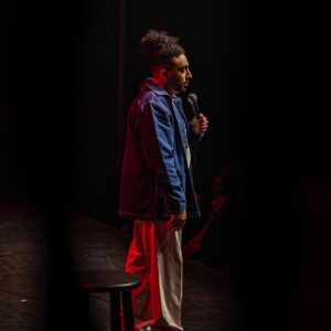 Anas Hassouna Instagram - Lundi dernier avait lieu le meilleur spectacle de ma vie avec les amis @oussaoui et @profil_interessant 

Merci à tous ceux qui remplissent nos salles, c’est grâce à vous qu’on vit la magie chaque soir.

Merci à @groupeentourage et particulièrement @elodielefebvre05

L’aventure continue ❤️ dates de spectacle dans ma bio

@yass.bdx à la 📸