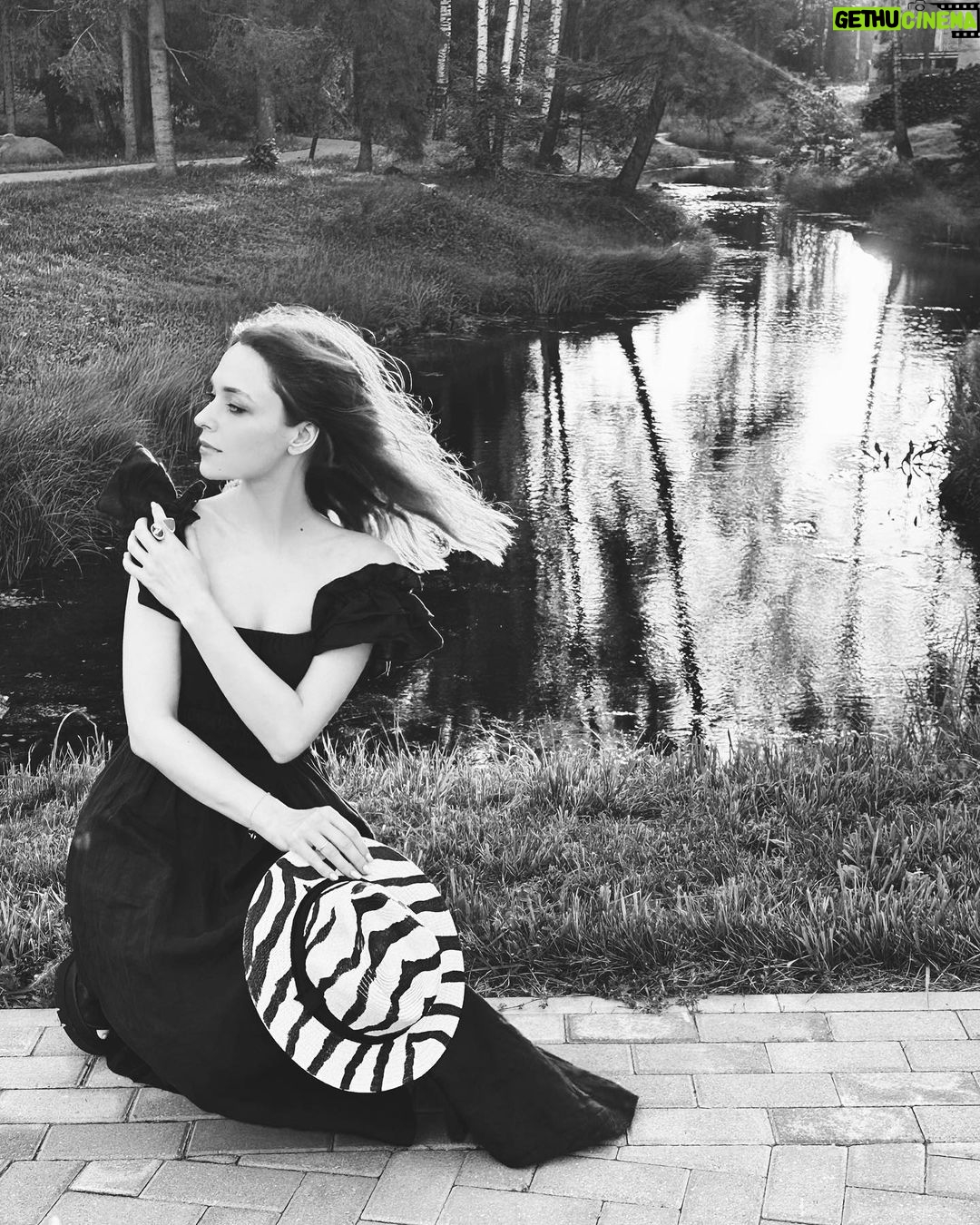 Anastasia Krylova Instagram - быть в гармонии с собой… сложно … не всегда получается… но я стараюсь🤍 маленькая сказка, которая помогает найти равновесие @glint_wood спасибо за теплый прием 🖤 #анастасиякрылова #тверь платье @charuel_official