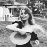 Anastasia Krylova Instagram - быть в гармонии с собой… сложно … не всегда получается… но я стараюсь🤍 маленькая сказка, которая помогает найти равновесие @glint_wood спасибо за теплый прием 🖤 #анастасиякрылова #тверь платье @charuel_official