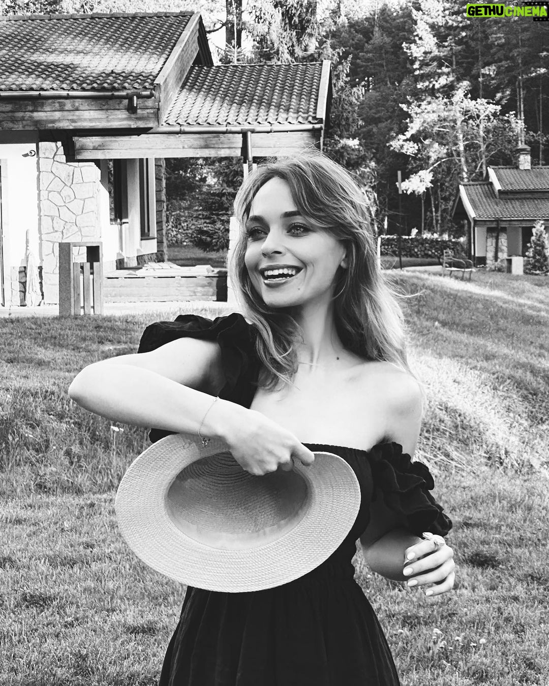 Anastasia Krylova Instagram - быть в гармонии с собой… сложно … не всегда получается… но я стараюсь🤍 маленькая сказка, которая помогает найти равновесие @glint_wood спасибо за теплый прием 🖤 #анастасиякрылова #тверь платье @charuel_official