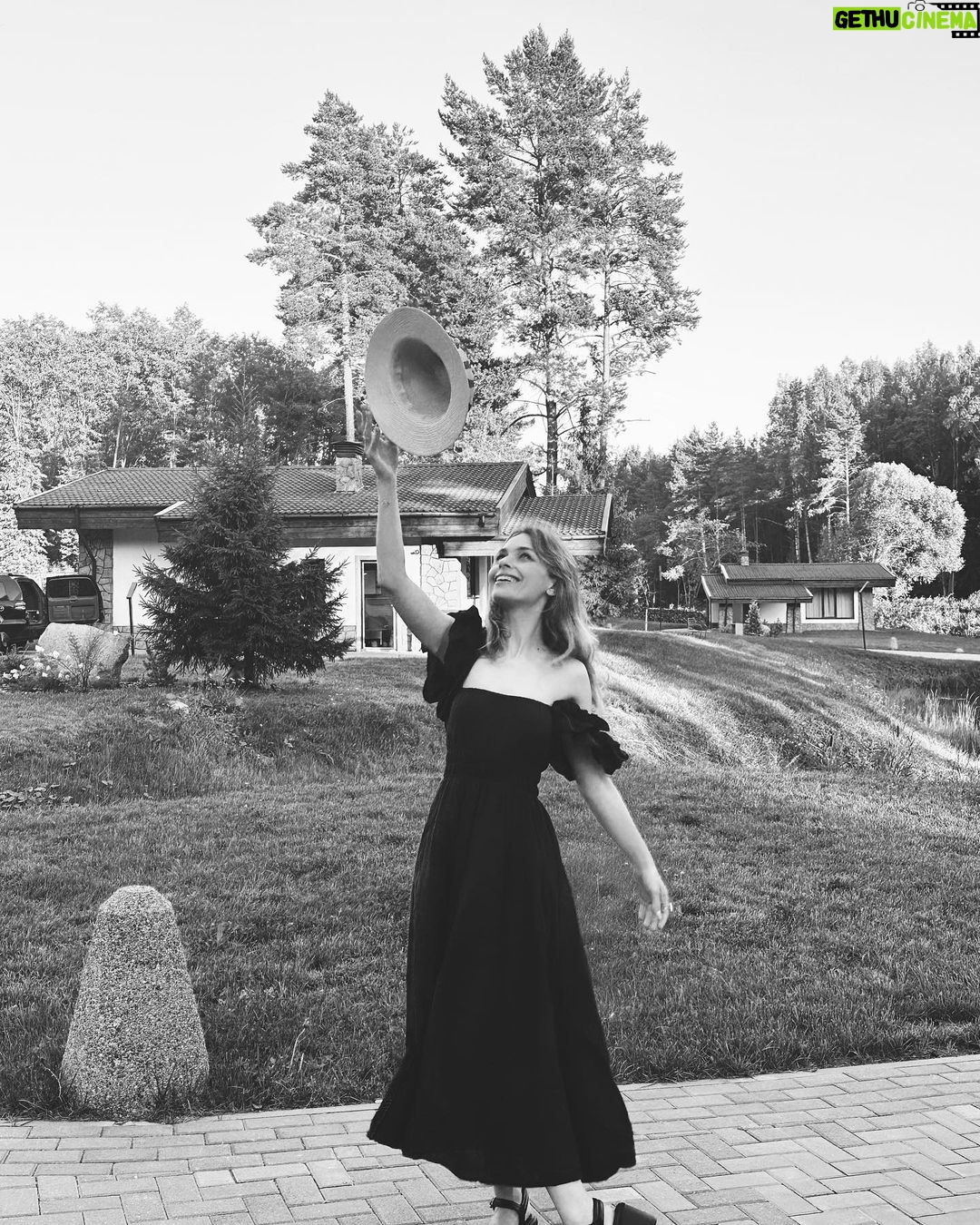 Anastasia Krylova Instagram - быть в гармонии с собой… сложно … не всегда получается… но я стараюсь🤍 маленькая сказка, которая помогает найти равновесие @glint_wood спасибо за теплый прием 🖤 #анастасиякрылова #тверь платье @charuel_official