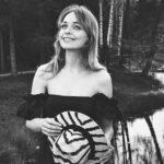 Anastasia Krylova Instagram - быть в гармонии с собой… сложно … не всегда получается… но я стараюсь🤍 маленькая сказка, которая помогает найти равновесие @glint_wood спасибо за теплый прием 🖤 #анастасиякрылова #тверь платье @charuel_official