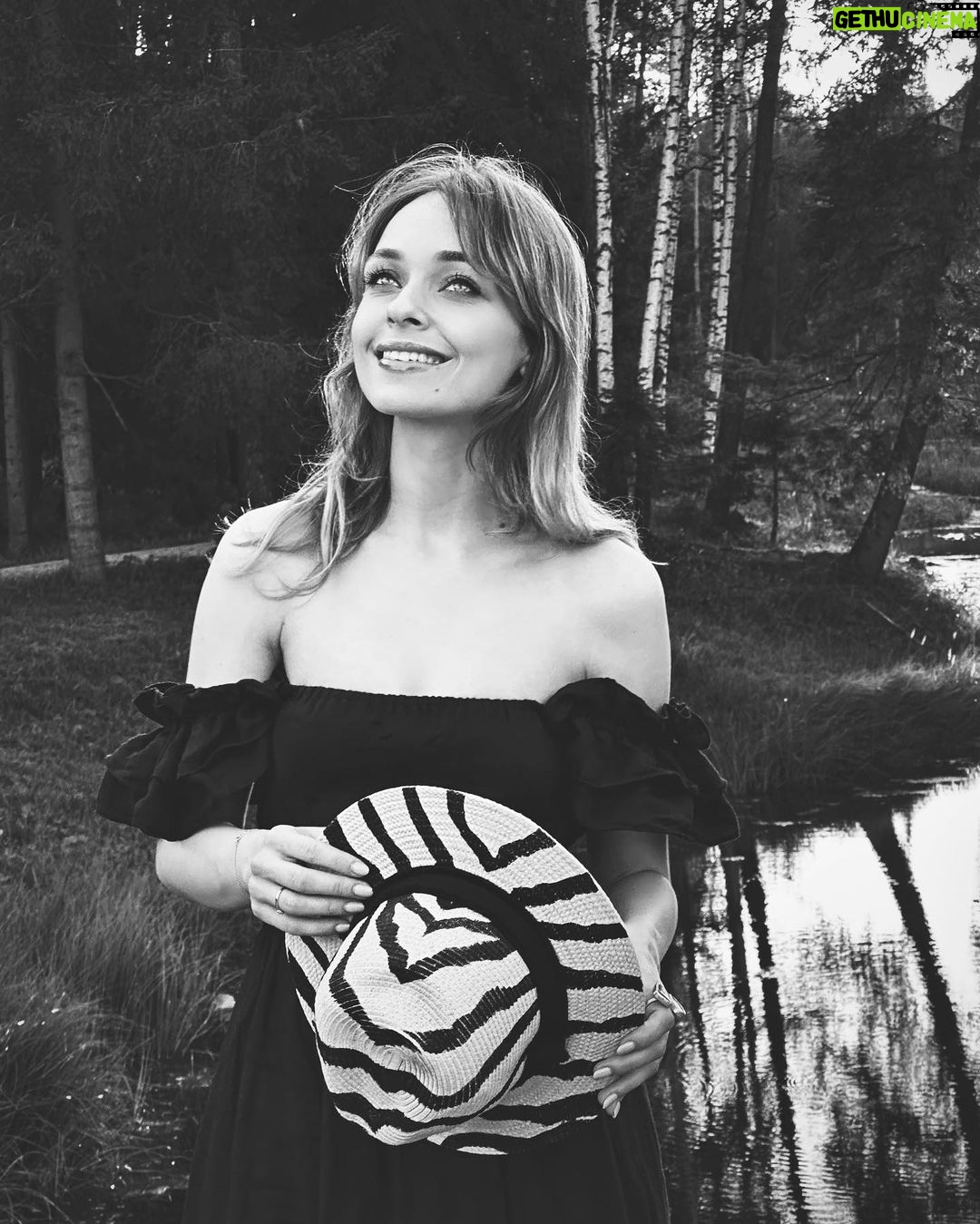 Anastasia Krylova Instagram - быть в гармонии с собой… сложно … не всегда получается… но я стараюсь🤍 маленькая сказка, которая помогает найти равновесие @glint_wood спасибо за теплый прием 🖤 #анастасиякрылова #тверь платье @charuel_official