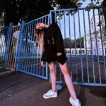 Anastasia Krylova Instagram - вышла за хлебом 2 в @batnorton кроссы @hoverover.msk 🖤🤍 со мной ходила @cheraveraa #анастасиякрылова