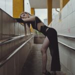 Anastasia Krylova Instagram - вышла за хлебом в @batnorton макияж @liatunik 🖤🤍 со мной ходила @cheraveraa #анастасиякрылова