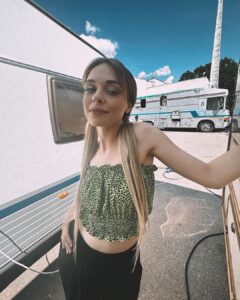 Anastasia Krylova Instagram - Проводница Светлана поезда Сочи-Москва, сказала, что с такими данными мне надо в Голливуд. Ок. Понял. Принял. Образ @liatunik @daria_mezhenina #анастасиякрылова