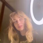 Anastasia Krylova Instagram - 23:53 стараюсь очень тихо петь, что бы не побеспокоить соседей 🥹 ничего не могу с собой поделать, ночью пробивает на музыку 😌 ноты шепотом 🎤😅 ….) засыпаю уже, но пою, что бы крепче спалось….☺️🤍 #анастасиякрылова