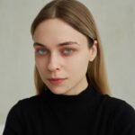 Anastasia Krylova Instagram - сделали с @harlley_anna фото без макияжа СОВСЕМ🫣, без фш наша задача была «как есть» макияж и всякие приблуды:))… очень меняют меня и я могу перевоплощаться в совершенно разные и противоположные образы) а мы хотели передать цвет моего коричневого пигмента вокруг глаз:) передать настоящий цвет глаз без фильтров, хотя за счёт света они меняются :) белые кончики моих ресниц, которых не видно, если не накрасить:) в общем, теперь, если вы увидите меня на улице без мейка, вы тоже меня узнаете 🫣😘🥰