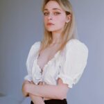 Anastasia Krylova Instagram - зима. люблю тебя. читаю, работаю, пью чай,смотрю на снег за окном, ловлю снежинки ртом. зима. Фото @harlley_anna