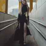Anastasia Krylova Instagram - вышла за хлебом в @batnorton макияж @liatunik 🖤🤍 со мной ходила @cheraveraa #анастасиякрылова