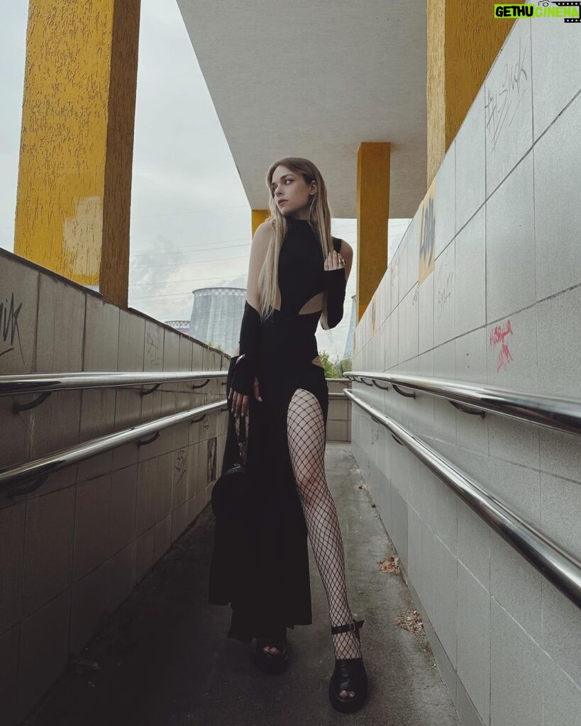 Anastasia Krylova Instagram - вышла за хлебом в @batnorton макияж @liatunik 🖤🤍 со мной ходила @cheraveraa #анастасиякрылова