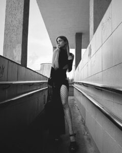 Anastasia Krylova Instagram - вышла за хлебом в @batnorton макияж @liatunik 🖤🤍 со мной ходила @cheraveraa #анастасиякрылова