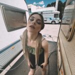 Anastasia Krylova Instagram - Проводница Светлана поезда Сочи-Москва, сказала, что с такими данными мне надо в Голливуд. Ок. Понял. Принял. Образ @liatunik @daria_mezhenina #анастасиякрылова