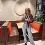 Anastasia Krylova Instagram - Внимание ! ‼️ Анастасия Крылова была множество раз замечена подписчиками в ресторане «Теремок»! @teremok_ru ЖАДНО ела блин «Морской богатырь», запивая ухой из форели 🫢 Да! Да! 😂 Это я❤️🙌🏻 Хлебом меня не корми, дай съесть блин !)😂 Я просто люблю когда полезно и когда вкусно!) 😊 А теперь «Теремок» – это еще и комфортные, красивые заведения, куда приятно придти вкусно поесть и провести время с друзьями или семьей. В новых «Теремках» много живых растений, мягкая мебель и уникальные интерьеры: ни один ресторан полностью не повторяет другой☘️ У «Теремка» я люблю все: блины с разными начинками, супы, салаты, домашние обеды, вегетарианские блюда🥦 И важное !!!!!‼️ В «Теремке» авторская кухня, готовят все только под заказ, не используют замороженные полуфабрикаты и консерванты. ☝🏻Поэтому, друзья, встретимся в Теремке ☀️🌸❤️ Мой самый-самый любимый блин «Морской богатырь» А у тебя ?) @teremok_ru #ТеремокВкусно #анастасиякрылова