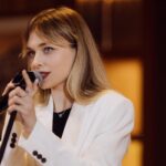 Anastasia Krylova Instagram - Спела на благотворительном вечере, средства от которого пошли на лечение мальчика Яна, 2 года с редким генетическим заболеванием СМА @yan_sma3_help ,которому очень нужна помощь🙏🏻 Спасибо большое чудесной @nastyarybaltover за организацию и всем партнерам за помощь🤍 #творидобро платье @charuel_official #анастасиякрылова Ресторан-Яхта «Чайка»