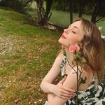 Anastasia Krylova Instagram - Ярко и по-летнему? Да, мне тоже нравится 😎🌸 Все образы на фото – из новой коллекции @ostin_official. Стильные новинки раскрывают внутреннюю красоту каждой девушки и заряжают летним настроением ☀️ Кстати в этом месяце O’STIN отмечает день рождения – уже 20 лет в России 🤪☀️ Делитесь своими классными летними образами от O’STIN и обязательно ставьте хэштег #OSTINLOOK А еще весь июнь можно участвовать в игре Forever young от бренда. Для этого скачивайте приложение O'STIN и следите за объявлением победителей в прямых эфирах ВКонтакте. Тысячи подарков для всех участников уже ждут вас! 🎁 Молодость и красота – в душе каждой из нас 🌸✨ #OSTIN20 #HappyBirthdayOSTIN
