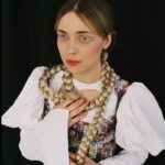 Anastasia Krylova Instagram - поцелуй. Стилист/Дизайнер @kosskoss_ Фотограф @mb_film_ Мейк/волосы @popovamakeup1 Локация @cultura.studio #анастасиякрылова