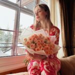 Anastasia Krylova Instagram - самый подходящий день для таких фото 😀🌸 с праздником, милые дамы ☀️❤️