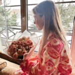 Anastasia Krylova Instagram - самый подходящий день для таких фото 😀🌸 с праздником, милые дамы ☀️❤️