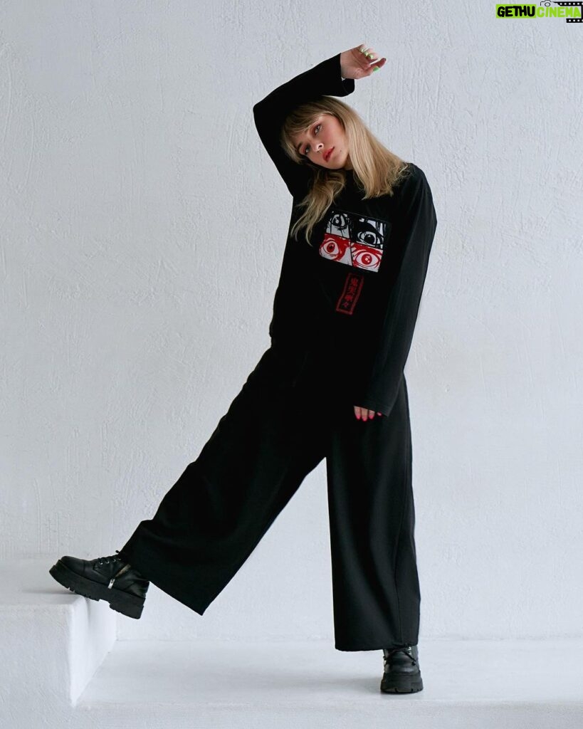 Anastasia Krylova Instagram - Здесь могла бы быть реклама вашей одежды😂 Но тут @batnorton одежда для свободных и стильных 🖤 Фото моей любимой @harlley_anna