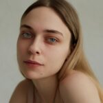 Anastasia Krylova Instagram - сделали с @harlley_anna фото без макияжа СОВСЕМ🫣, без фш наша задача была «как есть» макияж и всякие приблуды:))… очень меняют меня и я могу перевоплощаться в совершенно разные и противоположные образы) а мы хотели передать цвет моего коричневого пигмента вокруг глаз:) передать настоящий цвет глаз без фильтров, хотя за счёт света они меняются :) белые кончики моих ресниц, которых не видно, если не накрасить:) в общем, теперь, если вы увидите меня на улице без мейка, вы тоже меня узнаете 🫣😘🥰