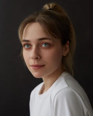 Anastasia Krylova Instagram - сделали с @harlley_anna фото без макияжа СОВСЕМ🫣, без фш 
наша задача была «как есть» 
макияж и всякие приблуды:))… очень меняют меня и я могу перевоплощаться в совершенно разные и противоположные образы) 
а мы хотели передать цвет моего коричневого пигмента вокруг глаз:)
передать настоящий цвет глаз без фильтров, хотя за счёт света они меняются :)
белые кончики моих ресниц, которых не видно, если не накрасить:) 
в общем, теперь, если вы увидите меня на улице без мейка, вы тоже меня узнаете 🫣😘🥰