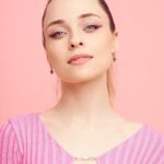 Anastasia Krylova Instagram - Спасибо за фото @eremeev.photo спонтанно встретились и зафиксировали розовое настроение 😌 Информация для кастинг директоров и людей связанных в кино. Пока я работаю без агента. Теперь я буду очень тщательно подходить к выбору этого человека и не буду торопиться. Это так важно кто договаривается за тебя, говорить за тебя, как и каким тоном, правду или нет, с какой интонацией и своевременностью и т д. Понимает тебя, что ты хочешь и куда вы вместе движетесь, верит в тебя, почти так же как и ты в себя 🫣😌 Все предложения по кино на почту, указанную в шапке профиля. А я продолжаю работать не только в кино и театре, но и над песнями, которые вам нравится 🥹🥰 #анастасиякрылова мейк прекрасной @polinadrozd_makeup