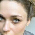 Anastasia Krylova Instagram - 🤍Я между «промолчать» и «закричать». Между любовью только к высокому и сложному искусству и лёгкий жанр тоже несите) Между как надо и как хочется. Между паинькой и царицей страсти😂 🤍Всё части меня. Так и в кино, мне кажется могу сыграть совсем разных персонажей благородя внутренней пластичности. 🤍Все мои трогательные песни с невероятно сложным текстом тоже обязательно выйдут) А это, это тоже моя сторона. Лёгкая☀️ Простые песни, но всегда о самом важном,о любви ❤️ кусочек моей песни в ваших добрых руках🤍 Жду от вас видео на звук припева☀️ любое, кайфовое🖤 Часть клипа будет состоять из ваших видео на эту песню☺️ Обнимаю. Ваша Анастасия Крылова ❤️ #анастасиякрылова За видео прогулку спасибо @cheraveraa Крутая одежда от @shop_to_shop