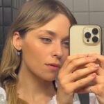 Anastasia Krylova Instagram - Хахахах:) Это я записываю видео своим кино-агентам после присланной актёрской фотосессии, где как мне кажется, я не очень на себя похожа 🫣😂😌 Ох, мало портфолио, которые передали бы все мои актёрские грани 😂 В общем, если вы фотограф, пишите 😍 будем передавать все грани 😅 А в конце, лицо самый СОК 🥰😋🤪😜😝 #анастасиякрылова