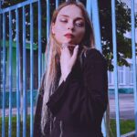 Anastasia Krylova Instagram - вышла за хлебом 2 в @batnorton кроссы @hoverover.msk 🖤🤍 со мной ходила @cheraveraa #анастасиякрылова