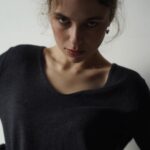 Anastasia Krylova Instagram - Одна из любимых фотосессий 🤍 Спасибо 😌 Фотограф @samegviny Мэйк и укладка @loveykaamua Стилист @sin.stylist #анастасиякрылова #актриса