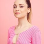 Anastasia Krylova Instagram - Спасибо за фото @eremeev.photo спонтанно встретились и зафиксировали розовое настроение 😌 Информация для кастинг директоров и людей связанных в кино. Пока я работаю без агента. Теперь я буду очень тщательно подходить к выбору этого человека и не буду торопиться. Это так важно кто договаривается за тебя, говорить за тебя, как и каким тоном, правду или нет, с какой интонацией и своевременностью и т д. Понимает тебя, что ты хочешь и куда вы вместе движетесь, верит в тебя, почти так же как и ты в себя 🫣😌 Все предложения по кино на почту, указанную в шапке профиля. А я продолжаю работать не только в кино и театре, но и над песнями, которые вам нравится 🥹🥰 #анастасиякрылова мейк прекрасной @polinadrozd_makeup