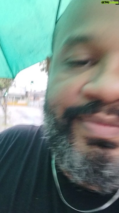 André Gabeh - 1.7K Likes - Pela misericórdia...
Minha irmã veio me visitar, tudo muito fofo, até que ela resolveu ir embora... O céu simplesmente desmoronou quando chegamos no ponto.
Olha...
@vanessapascale1 te amo e volte sempre.
Há vinte e dois anos a gente ri de se acabar com bobagens maravilhosas.
